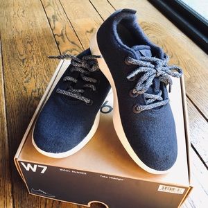 Women’s Airbird sneaker in tuke midnight. Size 7